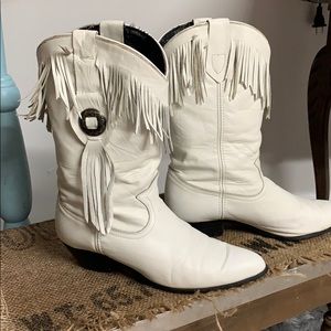 Beautiful white fringed ladies boots